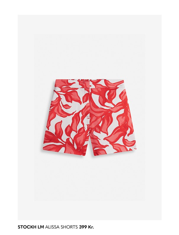 Røde shorts i satin fra Stockh lm hos MQ Marqet med høj talje og skrå sidelommer.